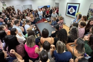 Servidoras recebem Rejane Gambin no in&iacute;cio da gest&atilde;o em Joinville; saiba como foi o primeiro dia da nova prefeita