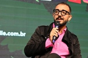 Escritor com adapta&ccedil;&atilde;o de sucesso na Netflix &eacute; destaque em a&ccedil;&atilde;o no Convescote de anivers&aacute;rio de Joinville