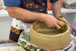 Oficinas de cer&acirc;mica em Joinville ensinam desde modelagem at&eacute; panela artesanal