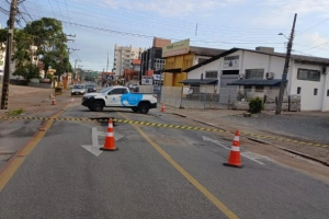 Rua movimentada &eacute; fechada para obra emergencial e pode causar falta de &aacute;gua em tr&ecirc;s bairros de Joinville