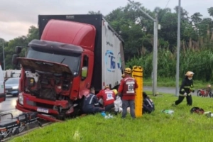 V&Iacute;DEO - Motorista perde controle de caminh&atilde;o, bate em muro e &eacute; atropelado pelo pr&oacute;prio ve&iacute;culo em Joinville