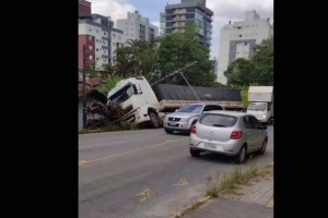 V&Iacute;DEO - Caminh&atilde;o atinge poste e invade terreno de casa em Joinville; moradores s&atilde;o evacuados