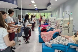 Pacientes recebem m&uacute;sica e apoio emocional durante a&ccedil;&atilde;o de P&aacute;scoa em Joinville