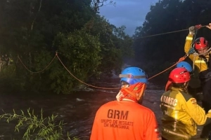 16 pessoas e um cachorro ficam ilhados no Monte Crista, em Garuva