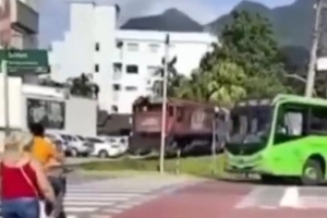 V&Iacute;DEO - Por pouco, &ocirc;nibus escapa de grave acidente com um trem em Jaragu&aacute; do Sul