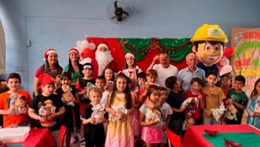 Natal Cerpalo faz a alegria das crianças com a presença do Papai Noel