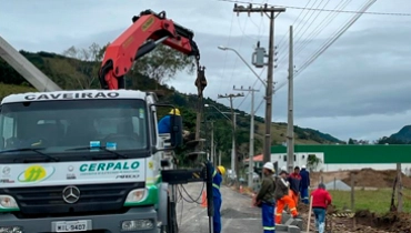 Cerpalo faz substituição de postes e rede na Costa do Morro