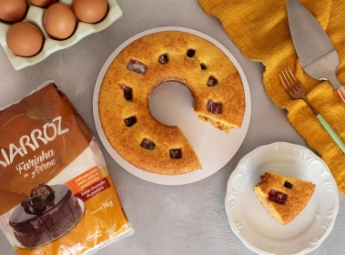 BOLO FUBÁ COM GOIABADA 