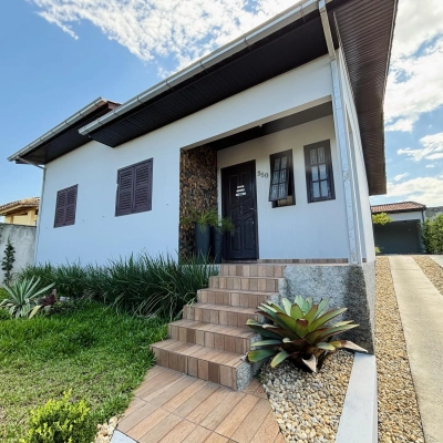 Casa semimobiliada com piscina - Cristo Rei - I&ccedil;ara/SC