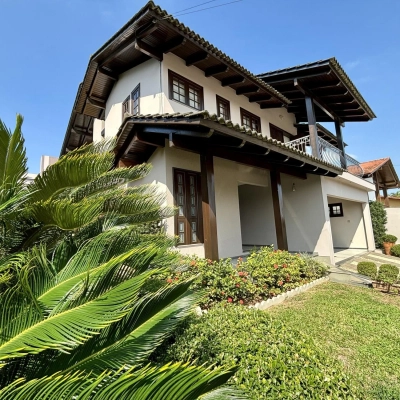 Casa mobiliada com dois lotes - Centro - Içara/SC