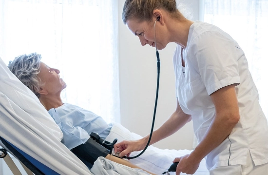 Enfermeira Profissional para Cuidados Domicili&aacute;rios