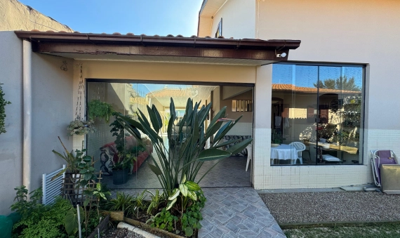 CASA COM EDÍCULA, MOBILIADA, ZONA NORTE-BALNEÁRIO RINCÃO