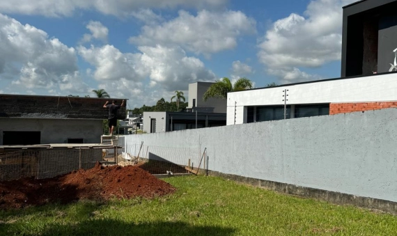 TERRENO NO CONDOMÍNIO GOLDEN VILLAGE, PRIMEIRA LINHA, CRICIÚMA