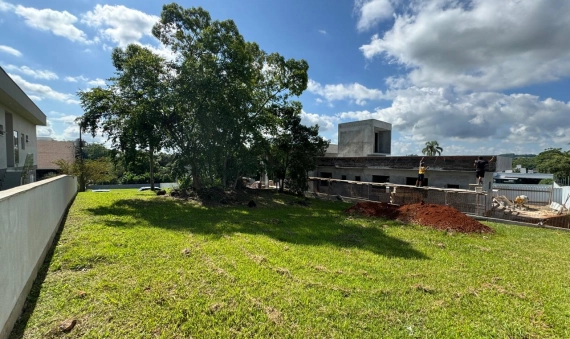 TERRENO NO CONDOMÍNIO GOLDEN VILLAGE, PRIMEIRA LINHA, CRICIÚMA