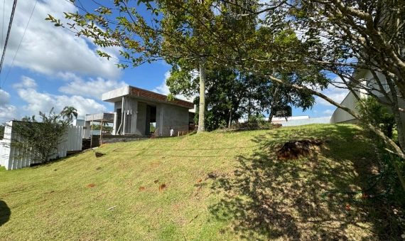 TERRENO NO CONDOMÍNIO GOLDEN VILLAGE, PRIMEIRA LINHA, CRICIÚMA