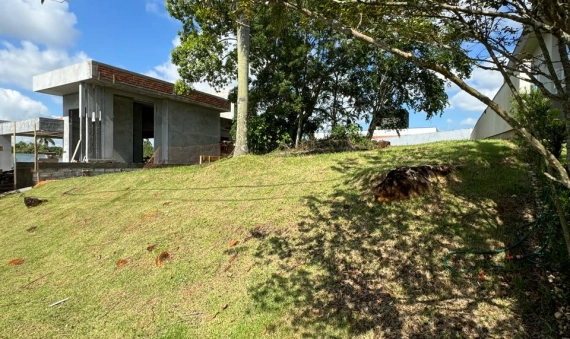 TERRENO NO CONDOMÍNIO GOLDEN VILLAGE, PRIMEIRA LINHA, CRICIÚMA