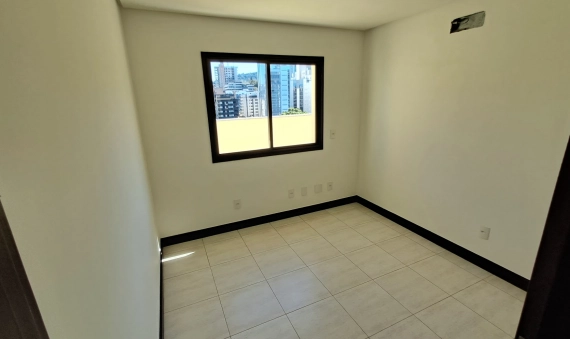 APARTAMENTO TRIPLEX, ED. ZULMA NASPOLINI MANIQUE - CRICIÚMA