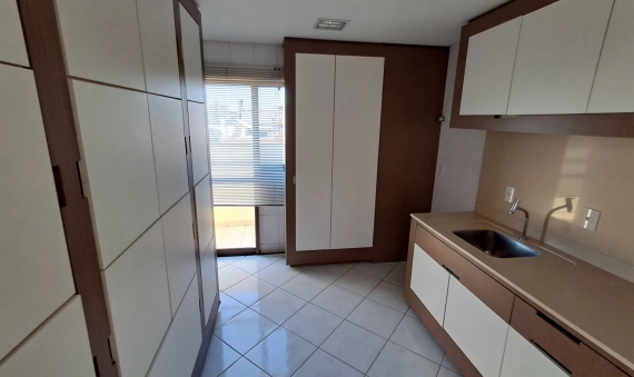 APARTAMENTO TRIPLEX, ED. ZULMA NASPOLINI MANIQUE - CRICIÚMA