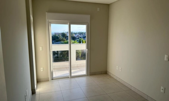 LINDA COBERTURA, SEMIMOBILIADA, NA ÁREA CENTRAL DE CRICIÚMA