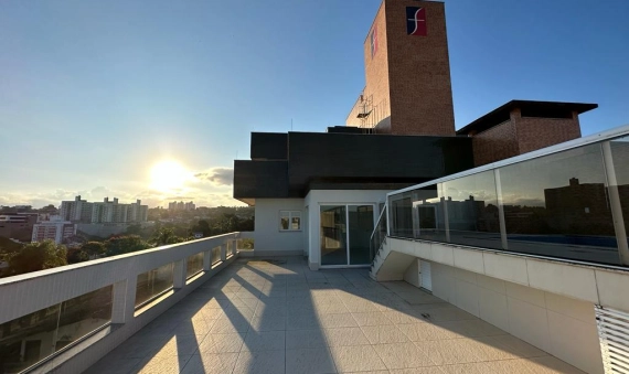 LINDA COBERTURA, SEMIMOBILIADA, NA ÁREA CENTRAL DE CRICIÚMA