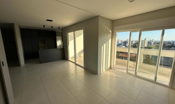 LINDA COBERTURA, SEMIMOBILIADA, NA ÁREA CENTRAL DE CRICIÚMA