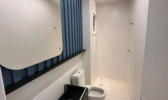 LINDA COBERTURA, SEMIMOBILIADA, NA ÁREA CENTRAL DE CRICIÚMA