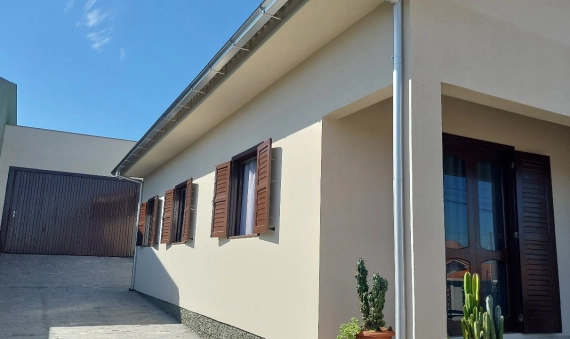 CASA COM EDÍCULA - DEMBOSKI, IÇARA