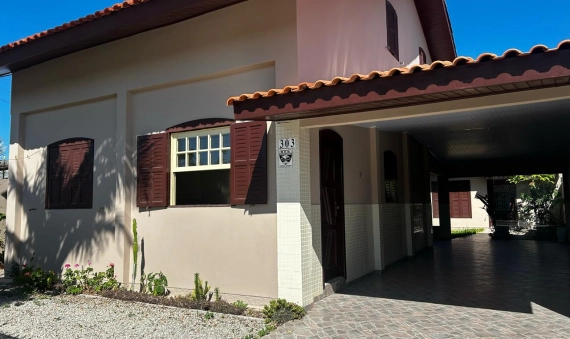 CASA COM EDÍCULA, MOBILIADA, ZONA NORTE-BALNEÁRIO RINCÃO