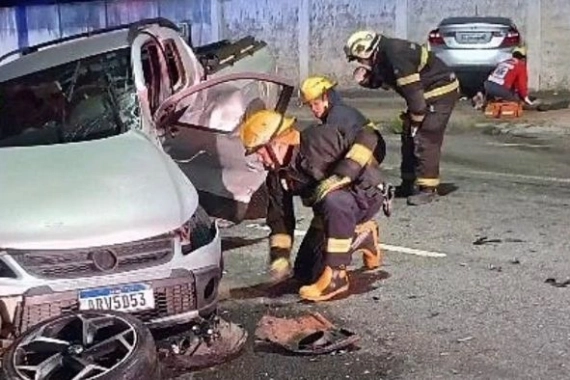 Grave acidente envolvendo dois carros &eacute; registrado na madrugada deste s&aacute;bado, em Joinville