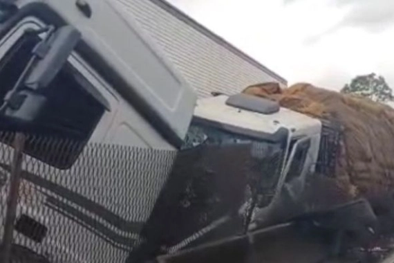 V&Iacute;DEO - Acidente envolvendo caminh&atilde;o com melancias deixa feridos na BR-101, em Garuva