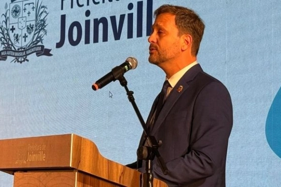 Adriano Silva deixa a Prefeitura de Joinville e anuncia novo teatro em &uacute;ltimo ato na Expoville