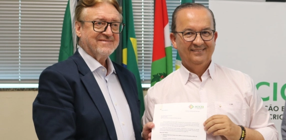 Acic entrega demandas da classe empresarial ao governador Jorginho Mello