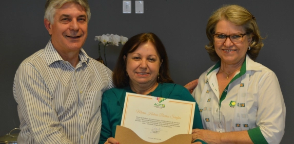 Acic homenageia contadora pelos 40 anos de presta&ccedil;&atilde;o de servi&ccedil;os