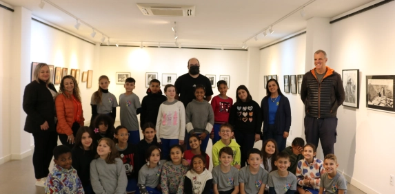 Alunos da Escola São Cristóvão visitam exposição Ecos da História na galeria de arte da Acic
