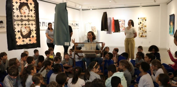 Alunos se encantam com a t&eacute;cnica de tecelagem da artista Elke H&uuml;lse