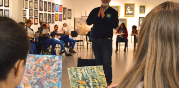 Alunos soltam a criatividade em oficina de arte do Cultura Acic