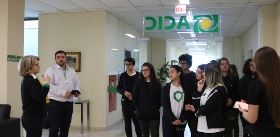 Alunos t&ecirc;m viv&ecirc;ncia sobre administra&ccedil;&atilde;o e associativismo em visita &agrave; Acic