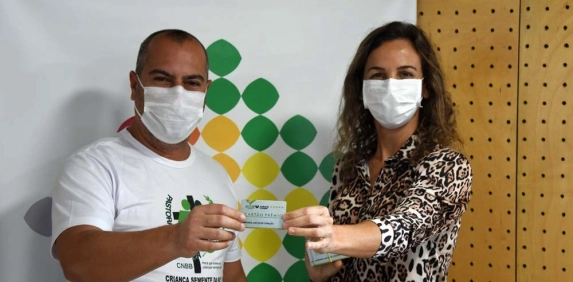 Associa&ccedil;&atilde;o Empresarial de I&ccedil;ara entrega cart&otilde;es do Movimento Juntos de Cora&ccedil;&atilde;o