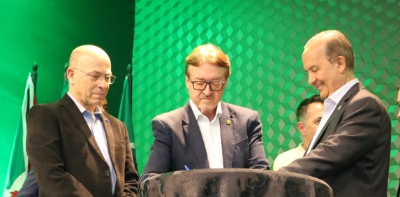 Ato na Acic oficializa benefícios fiscais e ampliação de serviços de saúde