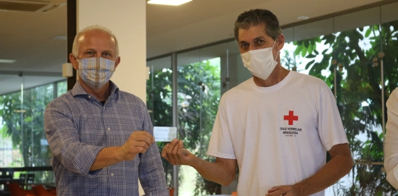 Campanha &ldquo;Juntos de Cora&ccedil;&atilde;o&rdquo; faz doa&ccedil;&atilde;o de 300 cart&otilde;es de compras &agrave;s fam&iacute;lias necessitadas