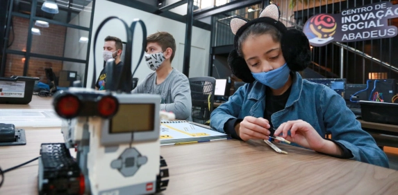 Carv&atilde;o mineral apoia a&ccedil;&otilde;es de educa&ccedil;&atilde;o que transformam vidas