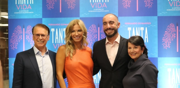 Com audit&oacute;rio lotado, livro que narra a trajet&oacute;ria do m&eacute;dico Domingos Simon &eacute; lan&ccedil;ado