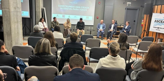 Diretora Gisele Coelho Lopes representa a Acic em painel sobre acessibilidade