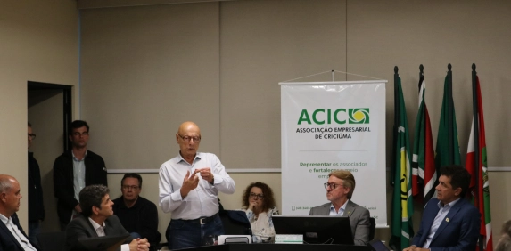 Diretores da Acic recebem a visita do senador Esperidi&atilde;o Amin