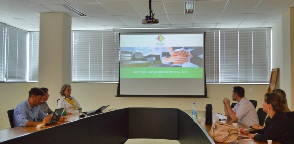 Diretores das associa&ccedil;&otilde;es empresariais de Tijucas e Palho&ccedil;a conhecem estrutura da Acic