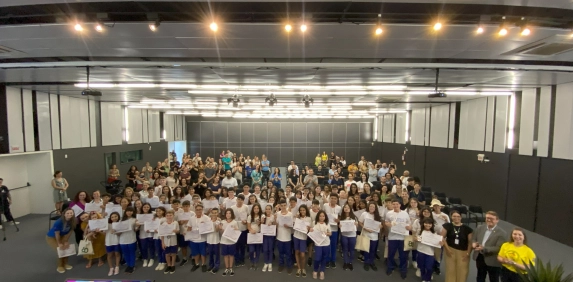 Empolga&ccedil;&atilde;o marca entrega de medalhas do Pr&ecirc;mio Acic de L&iacute;ngua Portuguesa