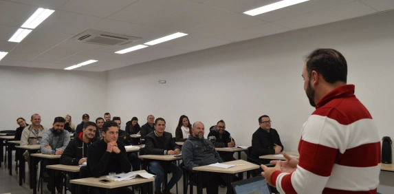 Empres&aacute;rios de oficinas mec&acirc;nicas recebem qualifica&ccedil;&atilde;o na Acic