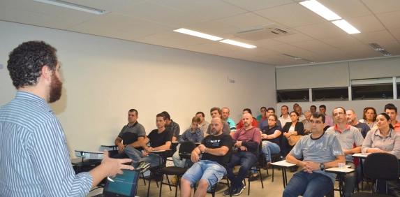 Empres&aacute;rios do setor de oficina mec&acirc;nica recebem orienta&ccedil;&otilde;es sobre marketing digital