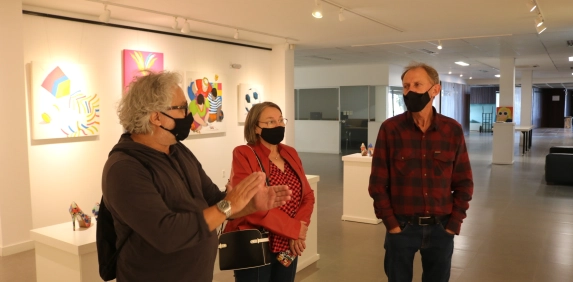 Empres&aacute;rios visitam exposi&ccedil;&atilde;o de Dudu Rodrigues na Acic