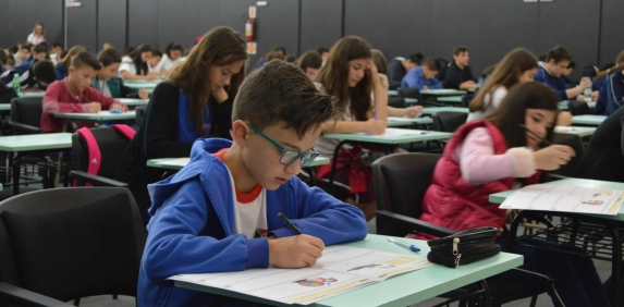 Estudantes realizam primeira prova do Pr&ecirc;mio Acic de Matem&aacute;tica